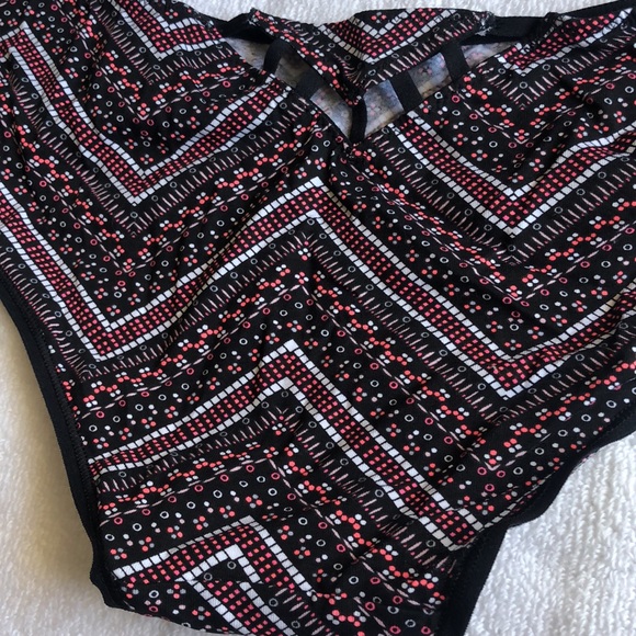 NWT Victoria’s Secret Low Rise Hiphugger panty. Cutouts on back. Limited edition - Picture 5 of 8